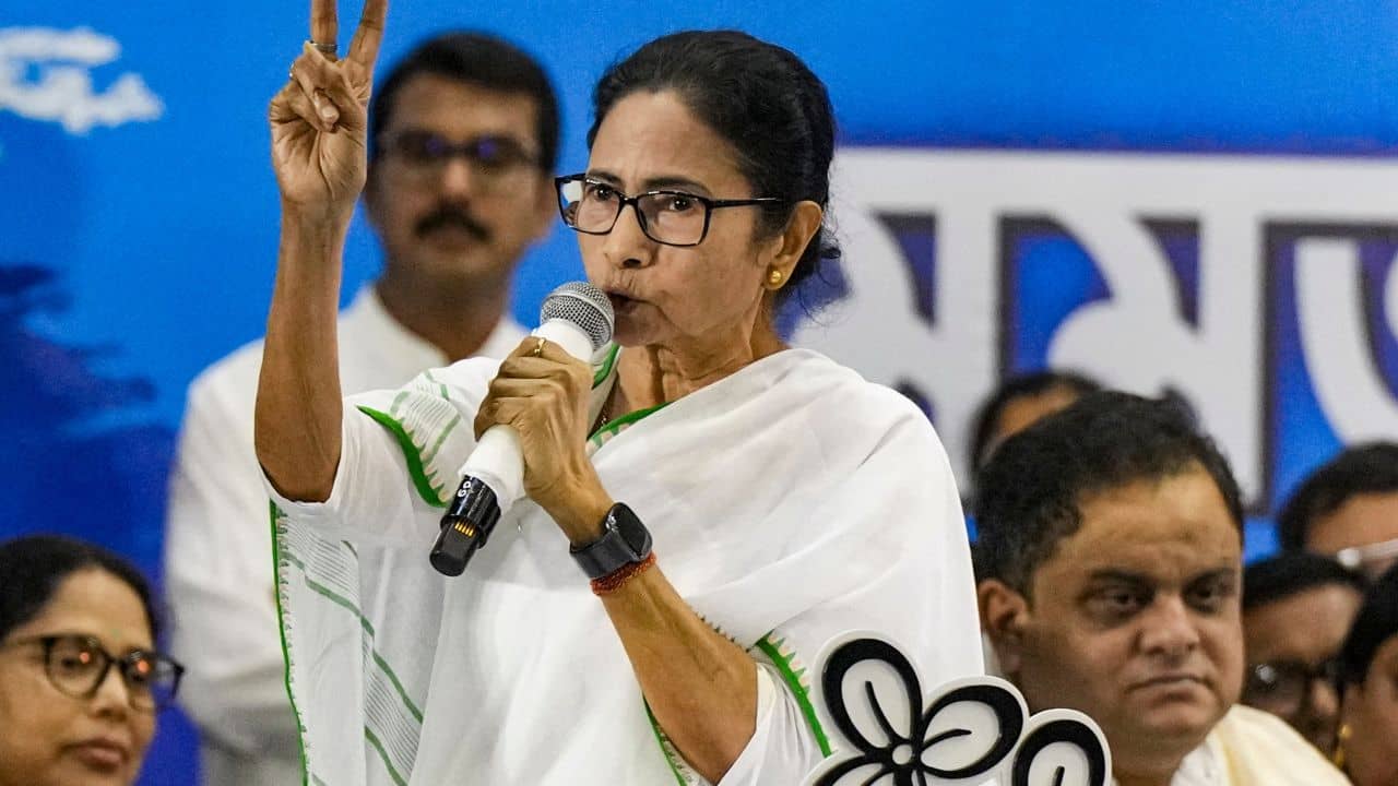 Mamata Banerjee: মমতার কেন্দ্রে ভোট বাড়াচ্ছে বিজেপি! সভা সেরেই ৮ কাউন্সিলরের সঙ্গে তড়িঘড়ি বৈঠকে TMC সুপ্রিমো