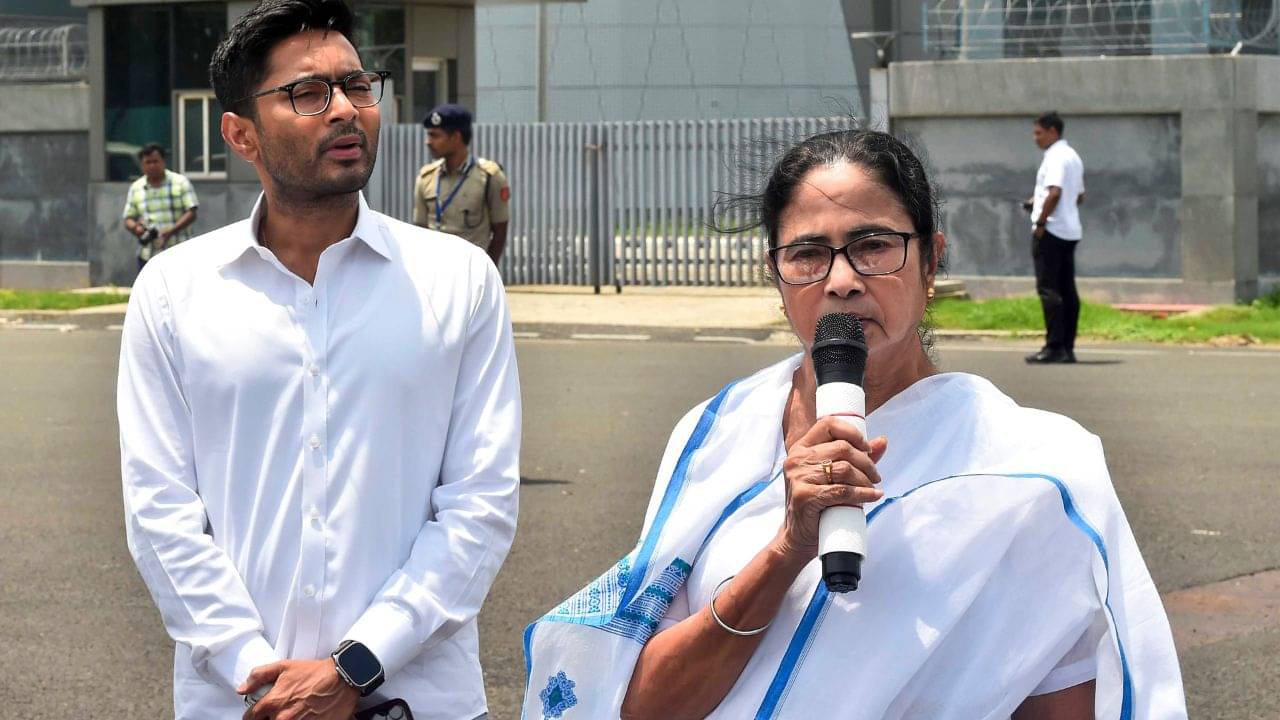 Mamata Abhishek Meeting: পাখির চোখ ছাব্বিশ! সংগঠনকে পোক্ত করতে মেগা বৈঠকের আগেই কালীঘাটে একান্ত আলোচনায় মমতা-অভিষেক
