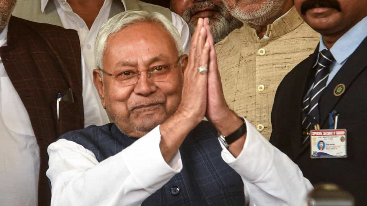 Nitish Kumar on Budget 2025: ঢেলে উপহার বিহারকে, নীতীশের মন জিততে পারলেন নির্মলা? Nitish Kumar on Budget 2025: ঢেলে উপহার বিহারকে, নীতীশের মন জিততে পারলেন নির্মলা?
