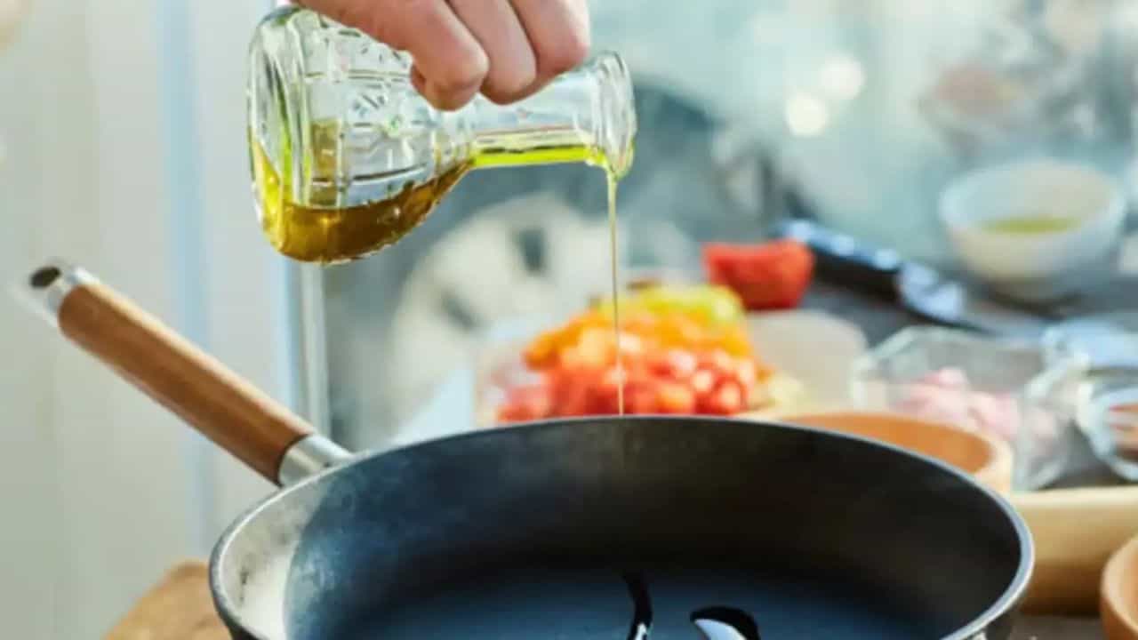 Health Tips: সবজি ভাজার সময় এই ভুল করছেন না তো?