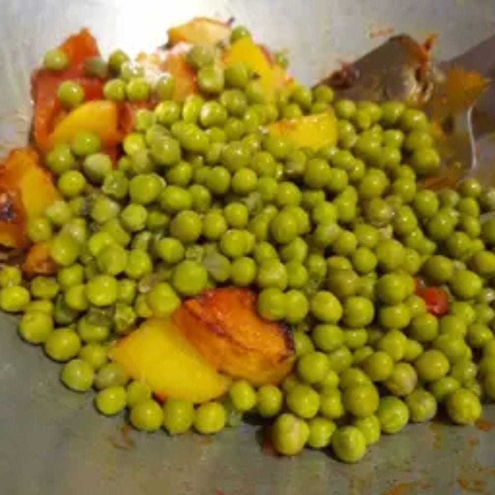 এরপর সেদ্ধ করে ভেজে রাখা আলুর সঙ্গে কিসমিস বাটা দিয়ে নাড়াচাড়া করে ভালো মতো মিশিয়ে নিন। এর সঙ্গে কড়াইশুঁটি যোগ করে নিন।
