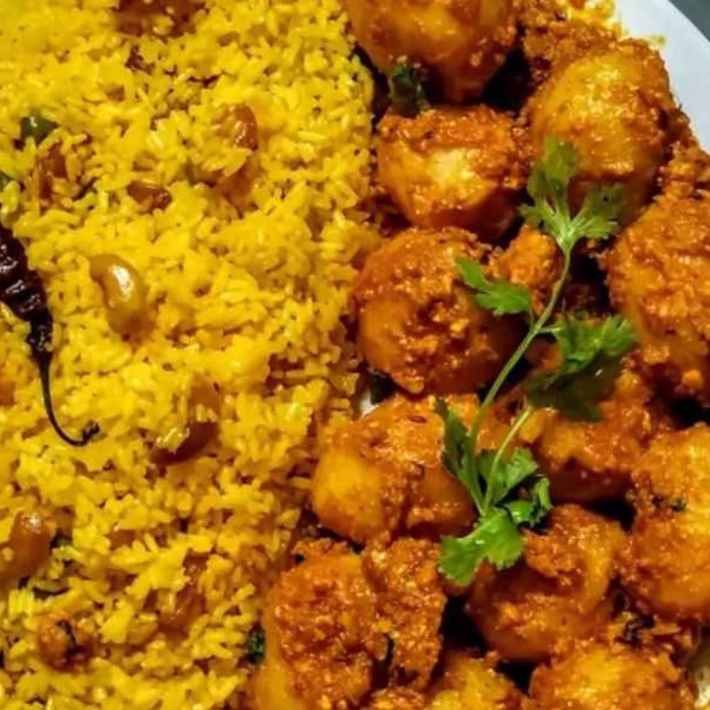 আলুর ওই মশলা মাখা মিশ্রণে শেষে চিনি, ঘি ও গরম মশলা গুঁড়ো দিয়ে দিন। এরপর ভালো করে নাড়াচাড়া করে নামিয়ে নিন।
