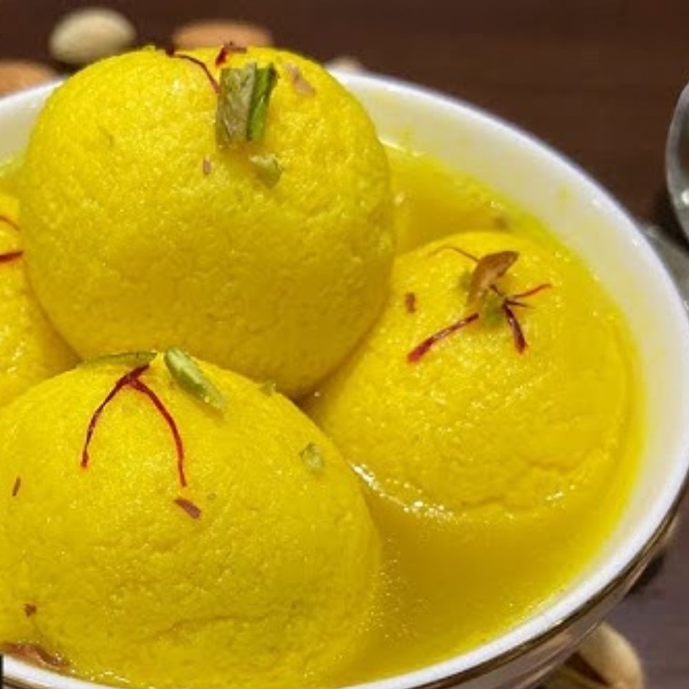 বসন্ত পঞ্চমীর দিন সরস্বতী দেবীকে হলুদ রংয়ের মিষ্টি নিবেদন করতে পারেন। ধর্মীয় বিশ্বাস অনুযায়ী দেবীর রাজভোগ খুব প্রিয়।