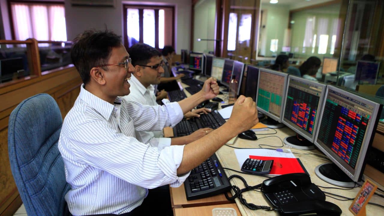 Share Market Today: ৬১ টাকায় হতে পারতেন কোটিপতি! পাগলা ঘোড়ার মতো ছুটছে এই শেয়ার, দশ বছরেই মালামাল বিনিয়োগকারীরা