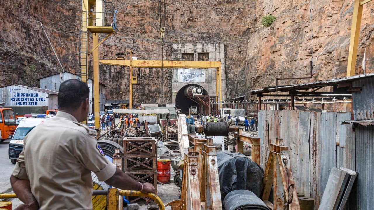 Telangana Tunnel Collapsed: কাদা-জলে থৈথৈ! কাটছে না শেষ ৫০ মিটারের গেরো, টানা ছয়দিন তেলেঙ্গনার অন্ধকূপেই নিখোঁজ শ্রমিকরা