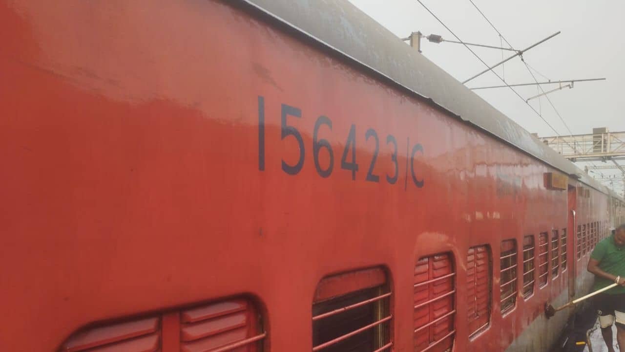 Deadbody Recover From Train: সাঁতরাগাছিতে মুম্বই মেইল ঢুকতেই বাথরুম পরিষ্কারের জন্য ঢুকেছিলেন, দরজা খুলতেই সাফাই কর্মীদের চোখ কপালে