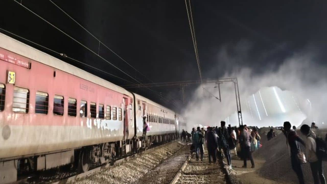 পোড়া গন্ধটা অনেকক্ষণ ধরেই আসছিল, হঠাৎ আগুন লেগে গেল ব্রহ্মপুত্র এক্সপ্রেসে! তারপর তো...