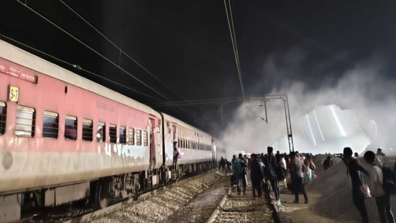 পোড়া গন্ধটা অনেকক্ষণ ধরেই আসছিল, হঠাৎ আগুন লেগে গেল ব্রহ্মপুত্র এক্সপ্রেসে! তারপর তো... পোড়া গন্ধটা অনেকক্ষণ ধরেই আসছিল, হঠাৎ আগুন লেগে গেল ব্রহ্মপুত্র এক্সপ্রেসে! তারপর তো...