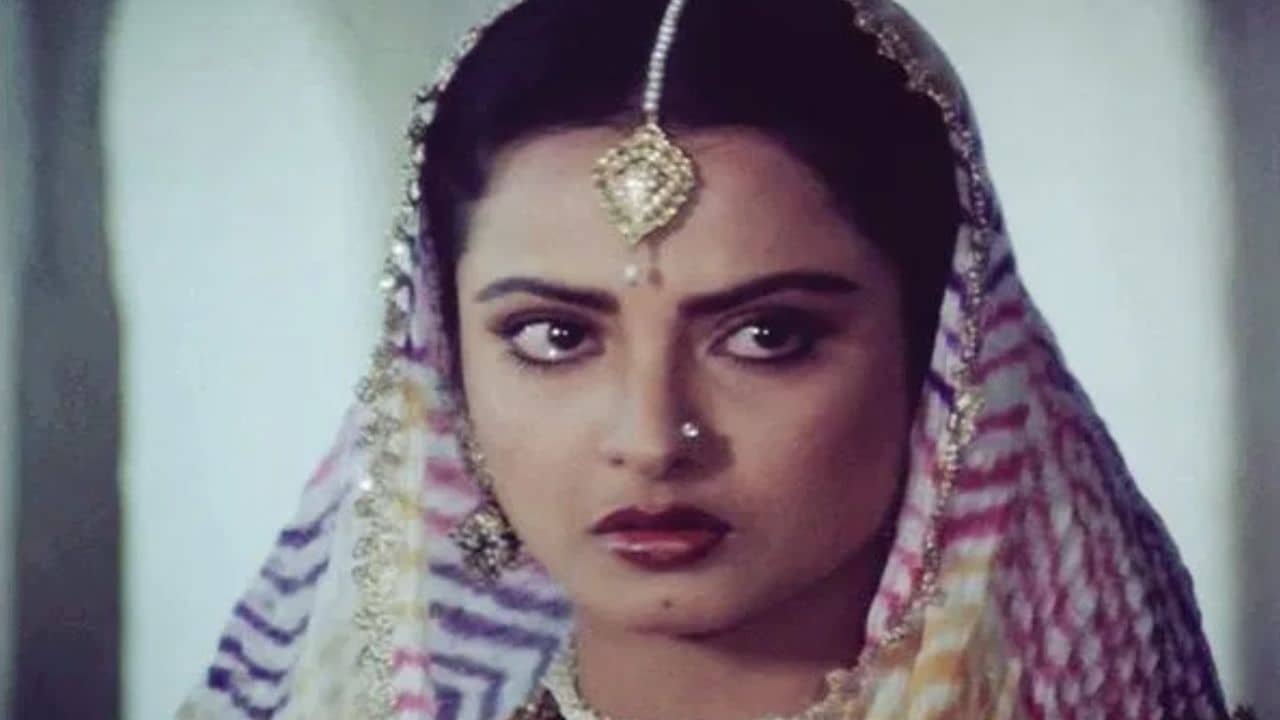 ভয়ে কাঁপতে থাকেন রেখা, জুতো নিয়ে তাড়া করেন শাশুড়ি, জমে যায় ভিড়, তারপর...