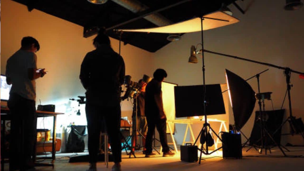 Big News: শুটিং থেকে মুখ ফেরালেন পরিচালকেরা, রাত পোহালে বন্ধ টলিপাড়ার কাজ?