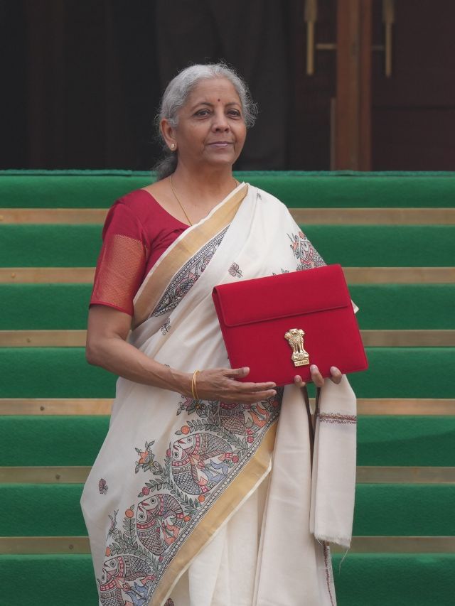 বাজেটে মধ্যবিত্তের লক্ষ্মীলাভ, সস্তা হল কোন কোন জিনিস?