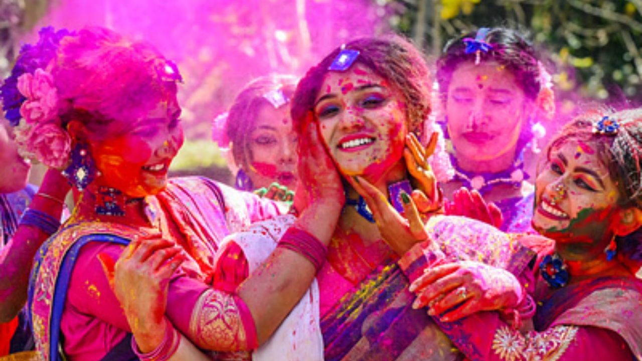 হাতে মাত্র কয়েকটা দিন। তারপরেই দোল। সারা দেশ জুড়ে ধুমধাম করে পালিত হবে হোলি উৎসব। তাই এখন বাজারে গেলেই চারিদিকে লাল, নীল, হলুদ, সবুজ, বেগুনি, কমলা, গোলাপি আবিরের ছড়াছড়ি। আজকাল সবেতেই রাসায়নিকের ছোঁয়া। সে খাবার জিনিস হোক বা দোলের সময় আবির থেকে রঙে। একদিনের রঙের ছোঁয়াতেই ভুগতে পরের বেশ কয়েক দিন। 