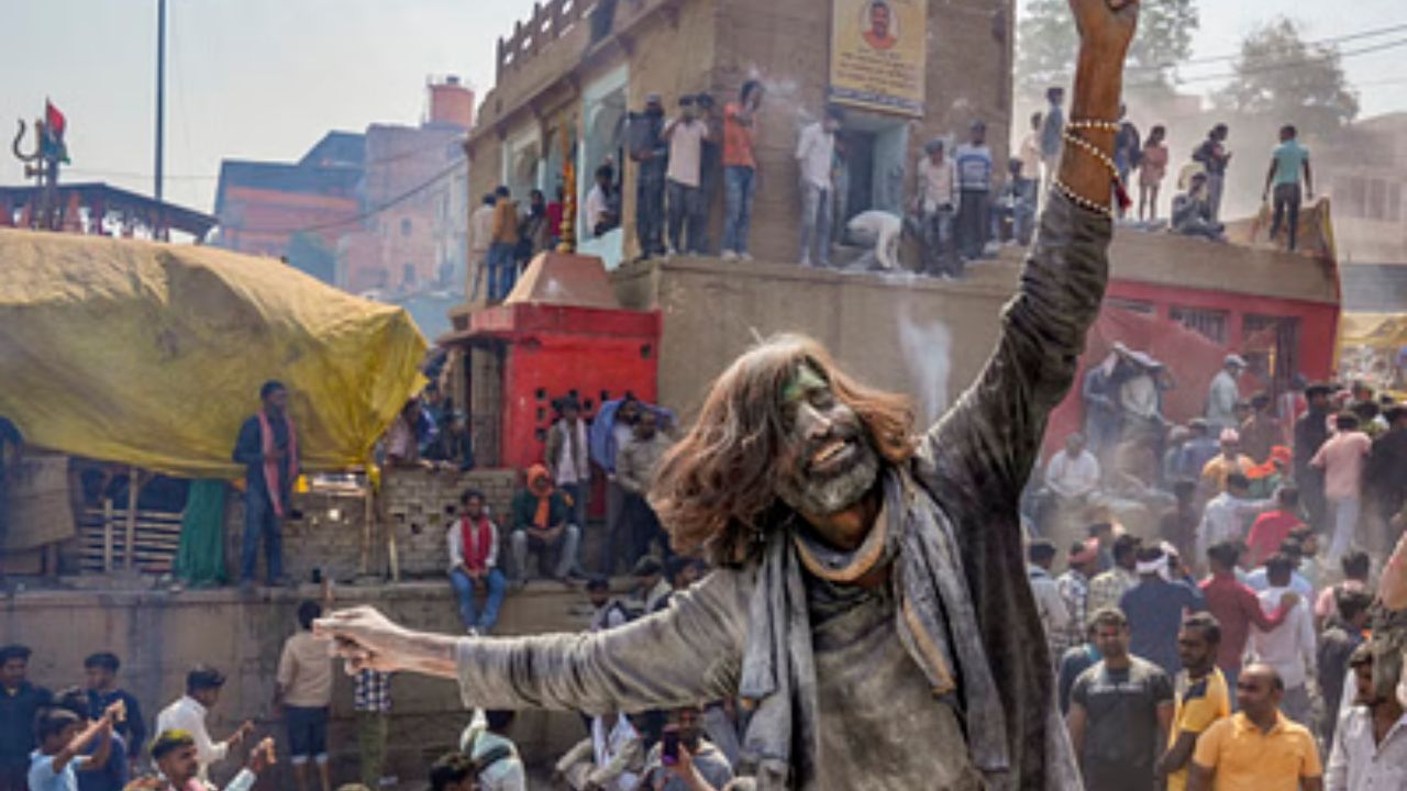 কেবল বাংলা নয় ভারতের নানা প্রান্তে পালিত হয় এই হোলি। শান্তিনিকেতন, বৃন্দাবন থেকে মথুরা, রঙের উৎসবে মেতে ওঠে সকলেই। কেবল দেশ নয়, বিদেশেও বহু জায়গায় পালিত হয় হোলি। আবিরের রঙে রঙীন হয়ে ওঠে চারপাশ। 