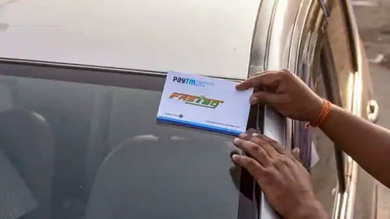 টোলপ্লাজাগুলির বেশিরভাগ জায়গাতেই এখন FASTag বাধ্যতামূলক করে দেওয়া হয়েছে। ট্রাফিক নিয়ম মেনেই সব গাড়িতে তাই থাকতেই হয় FASTag। ভারতের বেশিরভাগ রাজ্যেই এই নিয়ম বহাল রয়েছে।