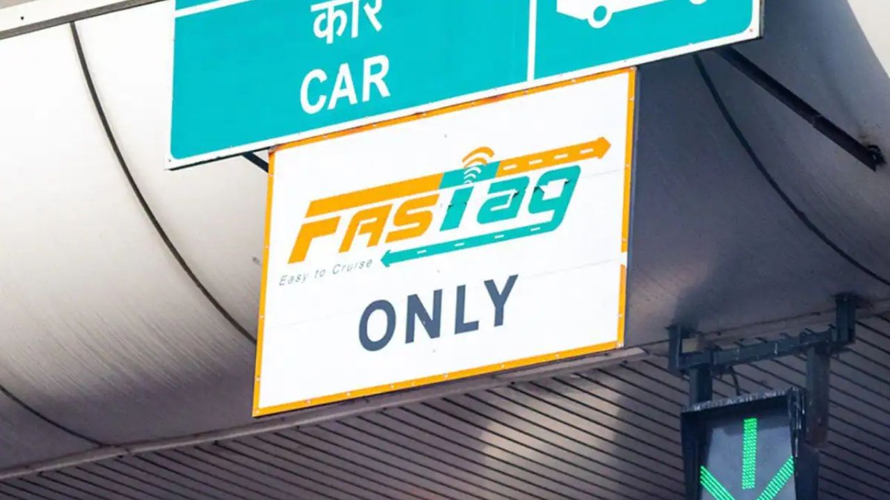 FASTag সম্পর্কিত বম্বে হাইকোর্টে দায়ের করা একটি জনস্বার্থ মামলার প্রেক্ষিতে আদালত রায় দিয়েছে যে ১ এপ্রিল থেকে সকল যানবাহন ক্ষেত্রে FASTag ব্যবহার বাধ্যতামূলক হবে। এমএসআরডিসির একজন কর্মকর্তা জানান, টোল কার্যক্রম আরও সুবিধাজনক করার লক্ষ্যে এই পদক্ষেপ নেওয়া হয়েছে। ১ এপ্রিল থেকে, যারা FASTag ব্যবহার করেন না তাঁদের অতিরিক্ত ভাড়া দিতে হবে, আর যাঁদের FASTag আছে তাঁদের স্বাভাবিক ভাড়া দিতে হবে।