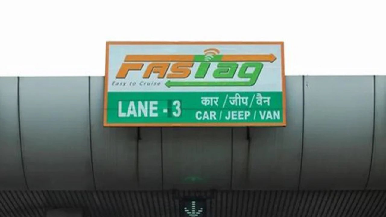 নতুন নিয়মের অধীনে, শুধুমাত্র হালকা যানবাহন, রাজ্য পরিবহন বাস এবং স্কুল বাস টোল চার্জ থেকে অব্যাহতি পাবে। অন্য সব যানবাহন যদি নগদ, কার্ড বা UPI ব্যবহার করে টোল দেয়, তাহলে তাঁদের দ্বিগুণ টাকা দিতে হবে।