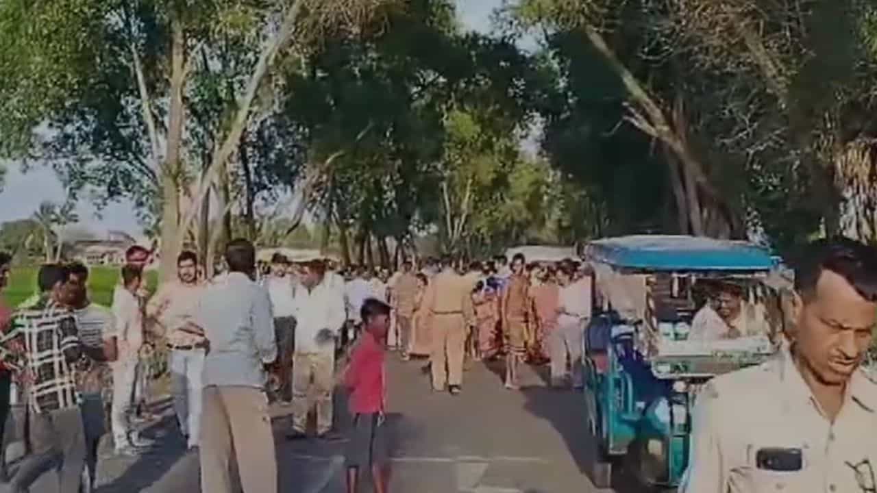 ফাঁকা শুনশান রাস্তা, বিকেলেই স্কুটির পাশে যুবক-যুবতীকে যে অবস্থায় পাওয়া গেল...বলার শব্দই পাচ্ছেন না এলাকাবাসী ফাঁকা শুনশান রাস্তা, বিকেলেই স্কুটির পাশে যুবক-যুবতীকে যে অবস্থায় পাওয়া গেল...বলার শব্দই পাচ্ছেন না এলাকাবাসী