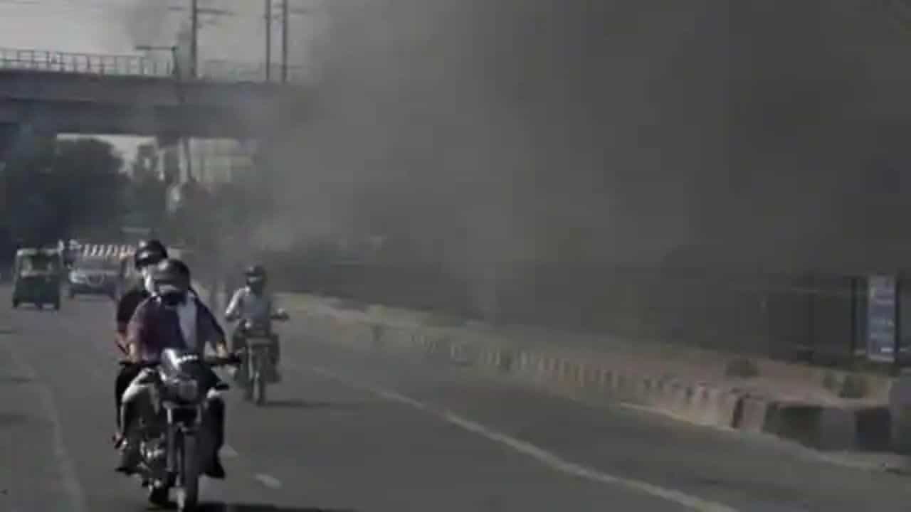 Air Pollution and Mental Health: বায়ুদূষণের কারণে হু হু করে বাড়ছে মানসিক রোগ! সমীক্ষা যা বলছে শুনলে মাথা ঘুরে যাবে Air Pollution and Mental Health: বায়ুদূষণের কারণে হু হু করে বাড়ছে মানসিক রোগ! সমীক্ষা যা বলছে শুনলে মাথা ঘুরে যাবে
