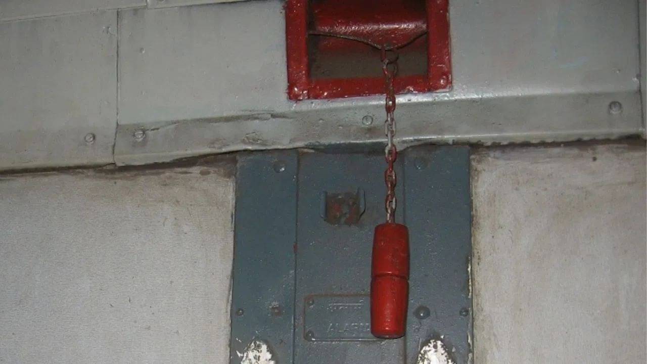 Alarm Chain Pulling: অকারণে ট্রেনে অ্যালার্ম চেন টানেন? এখনই সাবধান হয়ে যান...