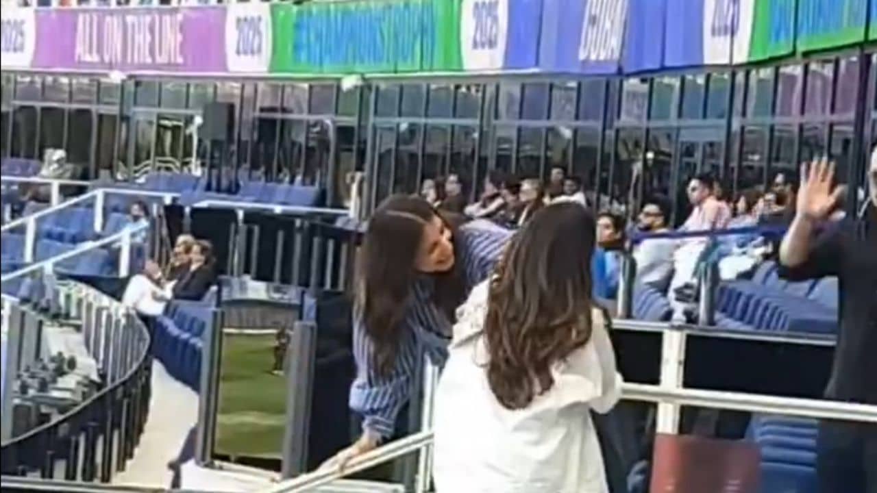 Watch Video: প্রথম বার ক্যামেরার সামনে, জুনিয়র হিটম্যানকে দেখে অনুষ্কা যা করলেন...