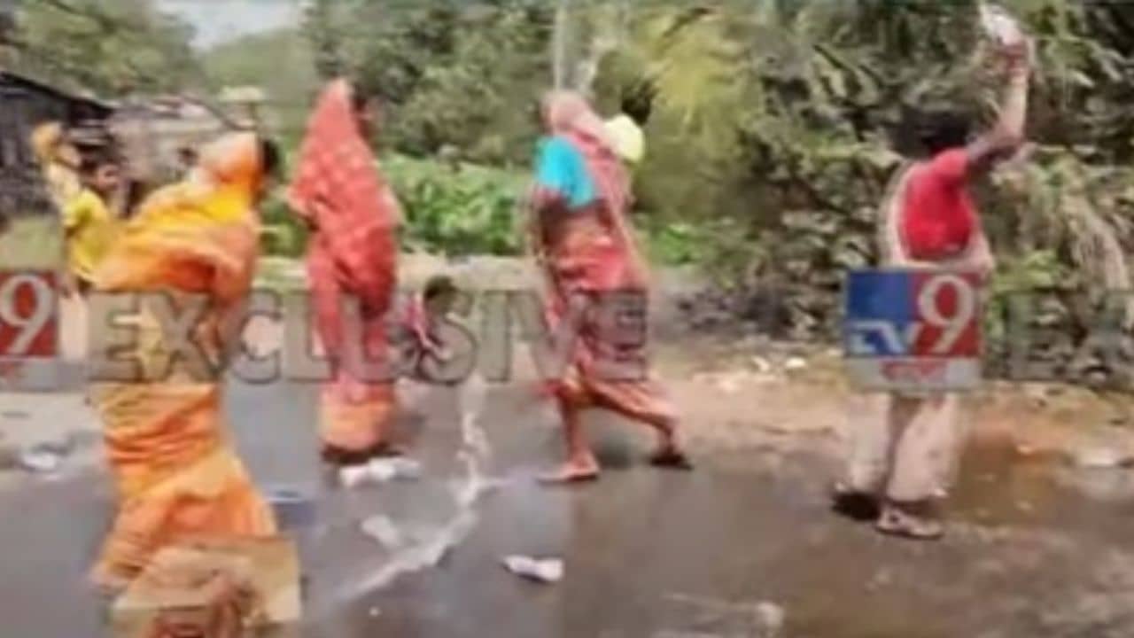 Arambag: মদের বোতল রাস্তায় আছড়ে ভাঙছেন মহিলারা, পুলিশ পরল হেলমেট!