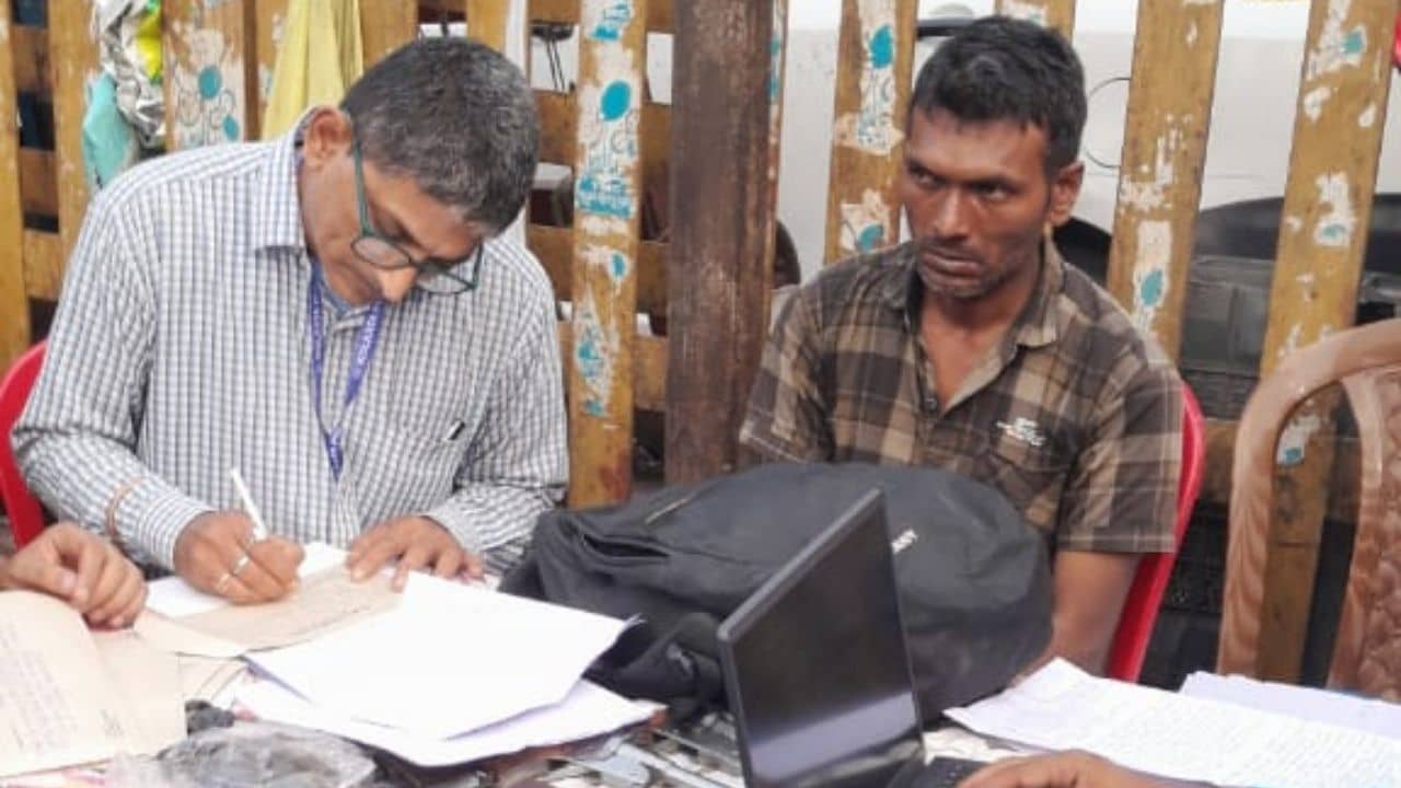 Arms Recovery: ব্যাগে প্রচুর জামাকাপড়, আর তার ভিতরেই ছিল আসল জিনিসটা..., হাটে-বাজারে এক্সপ্রেস ঢুকতেই খপাৎ করে ধরল STF