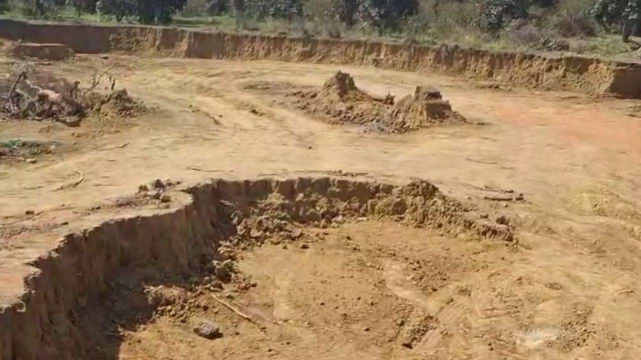 Asansol:মাটি চুরিকে কেন্দ্র করে ধুন্ধুমার, একে অপরের বিরুদ্ধে অভিযোগ করলেন দুই TMC নেতা