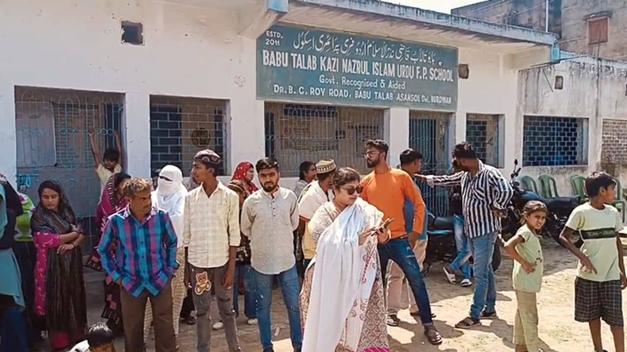 Asansol: আর্থিক দুর্নীতিতে অভিযুক্ত, দীর্ঘদিন ছিলেন ফেরার, স্কুলে ফিরতেই যা হল...