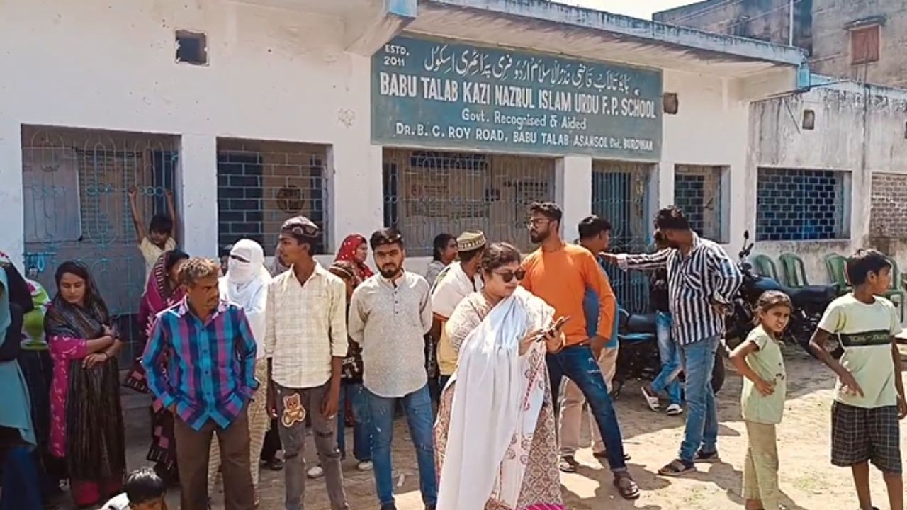 Asansol: আর্থিক দুর্নীতিতে অভিযুক্ত, দীর্ঘদিন ছিলেন 'ফেরার', স্কুলে ফিরতেই যা হল... Asansol: আর্থিক দুর্নীতিতে অভিযুক্ত, দীর্ঘদিন ছিলেন 'ফেরার', স্কুলে ফিরতেই যা হল...