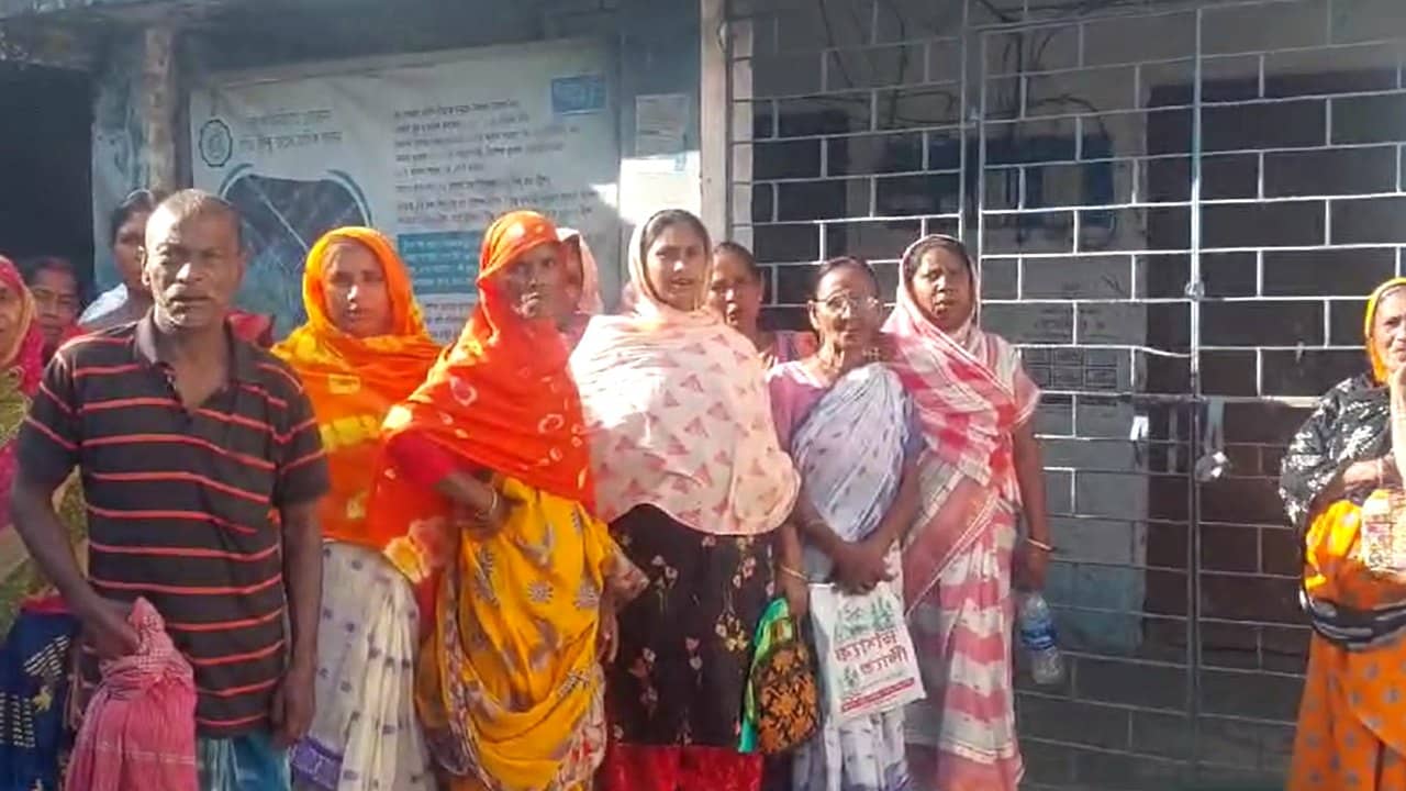 Awas Yojana: আবাসে নাম তোলা নিয়ে দুই গোষ্ঠীর কোন্দলে তপ্ত দিনহাটা, তালা পড়ল একেবারে পঞ্চায়েতে