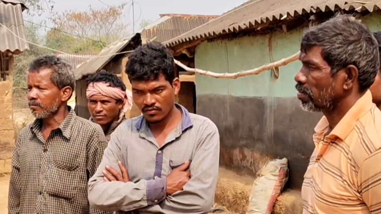 Bangla Awas Yogona: ব্যাঙ্কেই পড়ে আবাসের টাকা, কেন হাত দিতে পারছেন না ৬টি পরিবার? Bangla Awas Yogona: ব্যাঙ্কেই পড়ে আবাসের টাকা, কেন হাত দিতে পারছেন না ৬টি পরিবার?