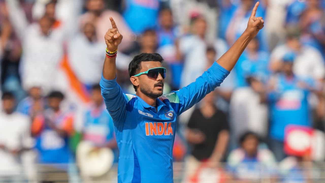Axar Patel: ব্যাকআপ থেকে 'বিরাট' ভরসা, অক্ষর প্যাটেলের উত্থানের নেপথ্যে কে? Axar Patel: ব্যাকআপ থেকে 'বিরাট' ভরসা, অক্ষর প্যাটেলের উত্থানের নেপথ্যে কে?