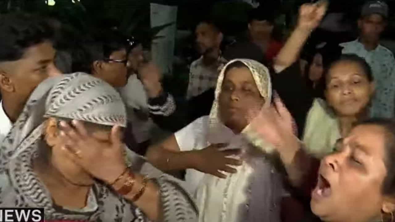 B C Roy Hospital: 'গোটা শরীর সুঁচের দাগ, যন্ত্রণায় ছটফট করছিল...', সর্দি-কাশি নিয়ে হাসপাতালে ভর্তি হয়ে মৃত্যু বছর দেড়েকের খুদের B C Roy Hospital: 'গোটা শরীর সুঁচের দাগ, যন্ত্রণায় ছটফট করছিল...', সর্দি-কাশি নিয়ে হাসপাতালে ভর্তি হয়ে মৃত্যু বছর দেড়েকের খুদের