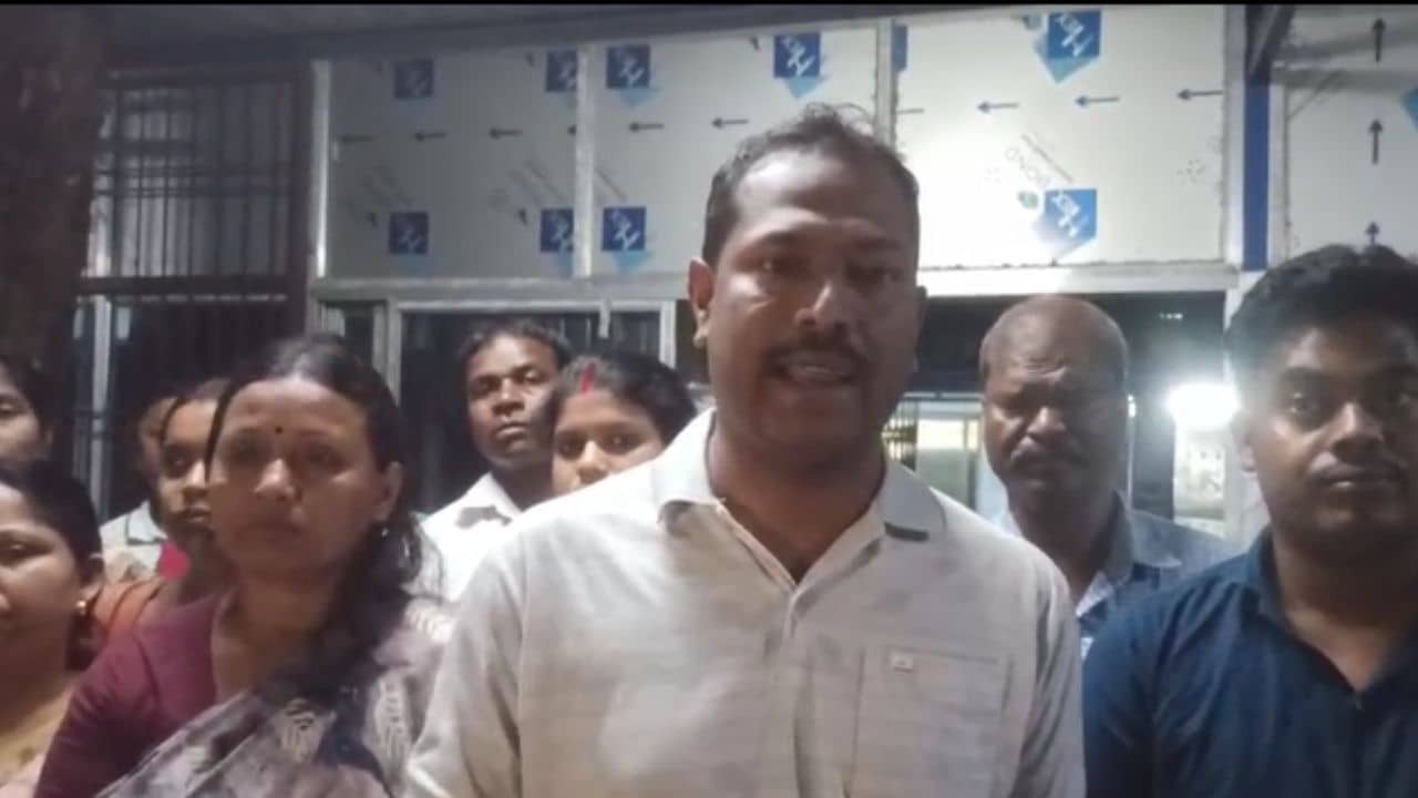 Malda: নিয়ম না মেনে টেন্ডার বাতিলের অভিযোগ, বিডিও অফিসে বিক্ষোভ বিজেপির