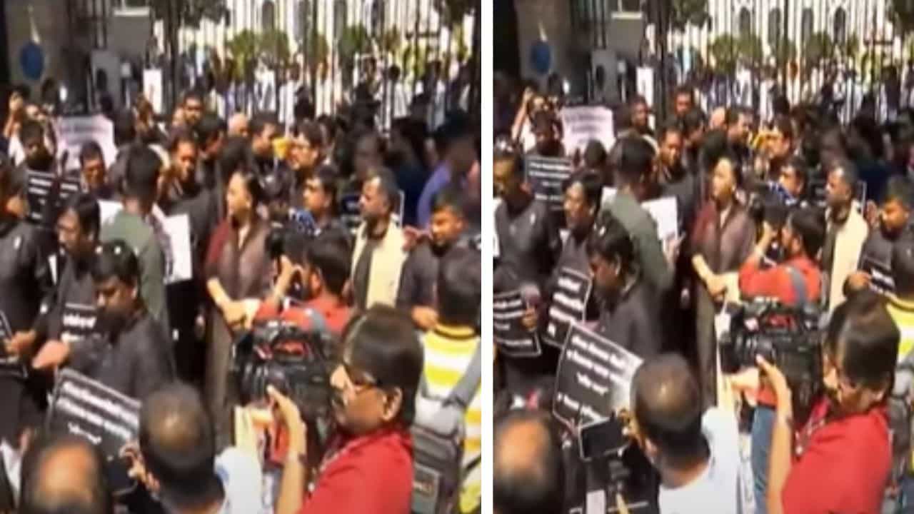West Bengal Assembly: ওয়েলে নেমে কাগজ ছিঁড়ে বিক্ষোভ, কেন 'হামলা', জবাব চেয়ে বিধানসভা উত্তাল বিজেপি বিধায়কদের West Bengal Assembly: ওয়েলে নেমে কাগজ ছিঁড়ে বিক্ষোভ, কেন 'হামলা', জবাব চেয়ে বিধানসভা উত্তাল বিজেপি বিধায়কদের