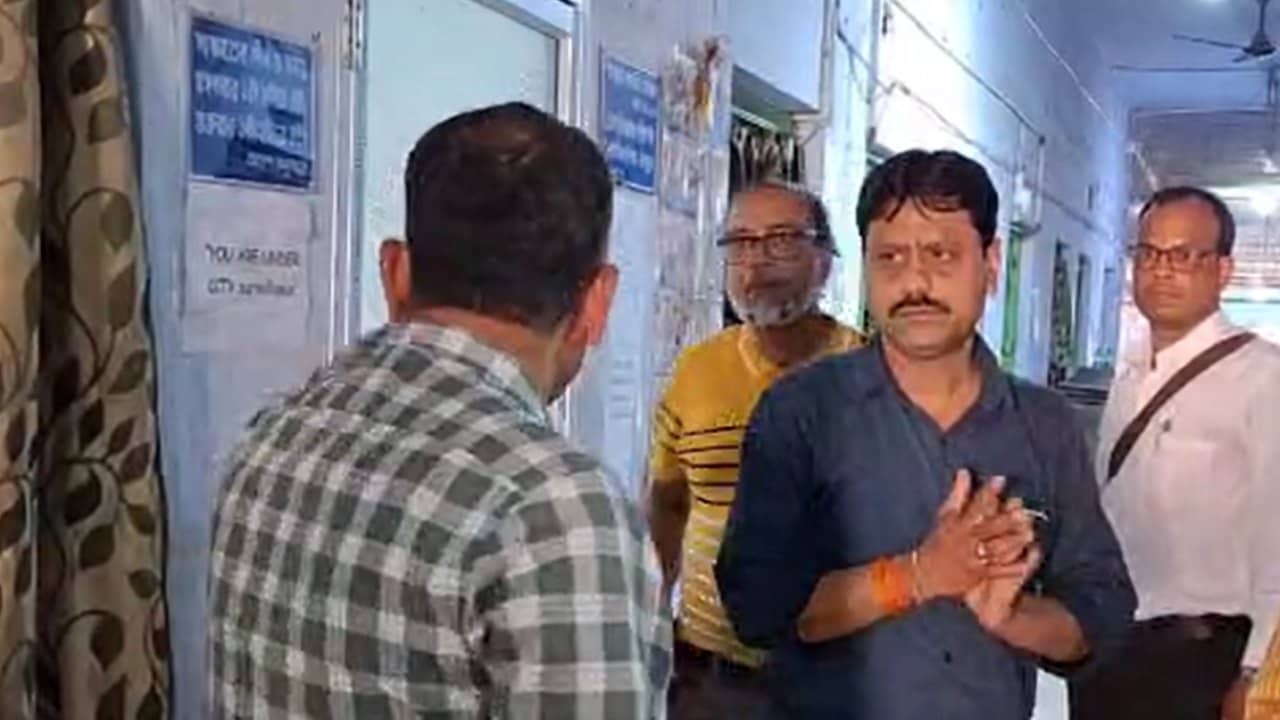 BJP MLA: স্কুল পরিদর্শকের অফিসে ঢুকে BJP MLA এর বিরুদ্ধে ‘দাদাগিরির’ অভিযোগ, তৃণমূল বলছে ‘অ্যাকশন’ নেওয়ার কথা