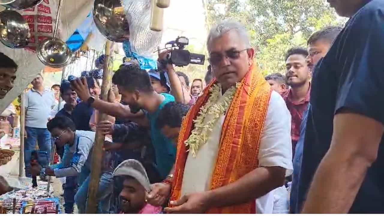 Dilip Ghosh: মেলা থেকে কাটারি কিনলেন দিলীপ, কারণ জানতে চাওয়ায় বললেন... Dilip Ghosh: মেলা থেকে কাটারি কিনলেন দিলীপ, কারণ জানতে চাওয়ায় বললেন...