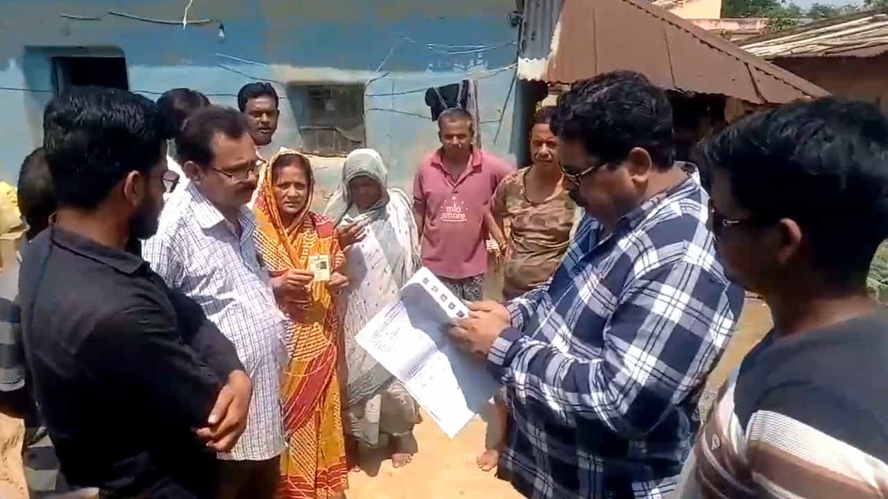 Voter Card: ‘দুই মহিলারই এক স্বামী’, ভূতুড়ে ভোটার ধরতে গিয়ে অদ্ভুত কাণ্ড তালডাংরায় Voter Card: ‘দুই মহিলারই এক স্বামী’, ভূতুড়ে ভোটার ধরতে গিয়ে অদ্ভুত কাণ্ড তালডাংরায়