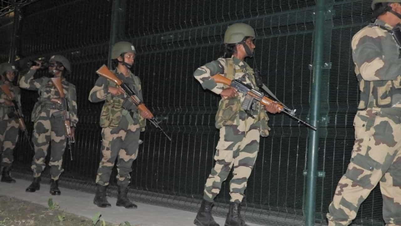 BSF Firing: এত বাড়াবাড়ি! সীমান্তে পরপর গুলি চালিয়ে দিল BSF, কুপোকাত বাংলাদেশিরা BSF Firing: এত বাড়াবাড়ি! সীমান্তে পরপর গুলি চালিয়ে দিল BSF, কুপোকাত বাংলাদেশিরা