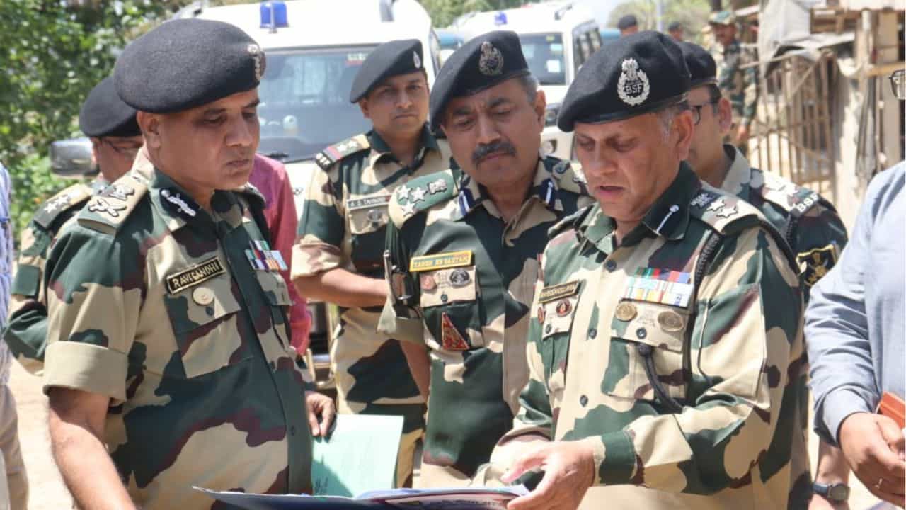 BSF: কী হল আবার? মালদহ-মুর্শিদাবাদ সীমান্তে পৌঁছলেন BSF-এর বড়-বড় মাথারা BSF: কী হল আবার? মালদহ-মুর্শিদাবাদ সীমান্তে পৌঁছলেন BSF-এর বড়-বড় মাথারা