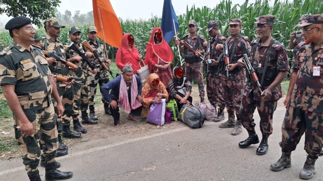 Bangladeshi: রাতভর চেষ্টাতেও পালাতে পারেনি, আধার-ভোটার সমেত সীমান্তে BSF-র হাতে ধরা পড়ে গেল ৫ বাংলাদেশি