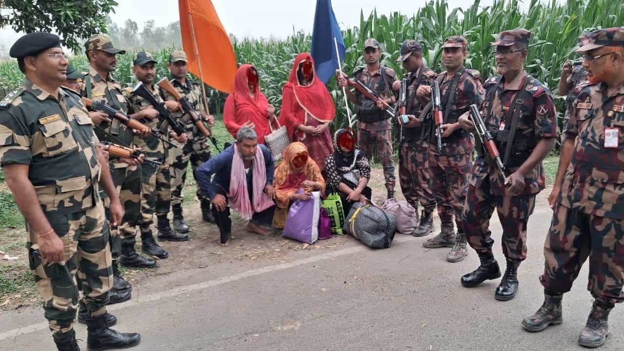 Bangladeshi: রাতভর চেষ্টাতেও পালাতে পারেনি, আধার-ভোটার সমেত সীমান্তে BSF-র হাতে ধরা পড়ে গেল ৫ বাংলাদেশি Bangladeshi: রাতভর চেষ্টাতেও পালাতে পারেনি, আধার-ভোটার সমেত সীমান্তে BSF-র হাতে ধরা পড়ে গেল ৫ বাংলাদেশি
