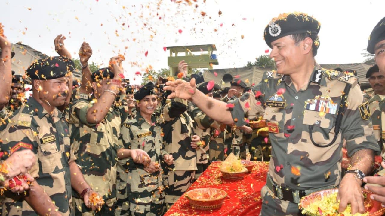 BSF: সুন্দরবন সীমান্তে জওয়ানদের সঙ্গে রঙের উৎসবে মাতলেন BSF ডিজি, দিলেন গুরুত্বপূর্ণ নির্দেশ