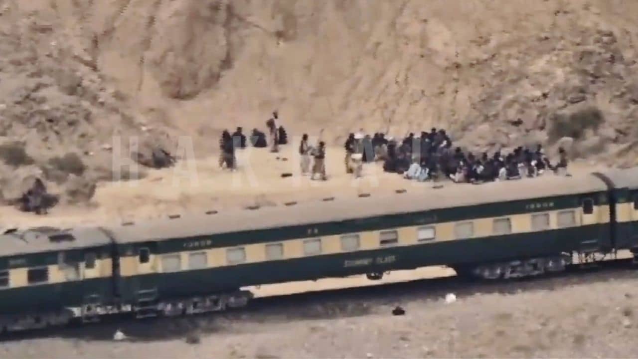 Pakistan Train Hijack Update: ২১৪ পণবন্দিকে হত্যার দাবি জঙ্গিদের, ৩০ ঘণ্টার রুদ্ধশ্বাস অভিযানের মিথ্যা গল্প শোনাচ্ছে পাকিস্তান?