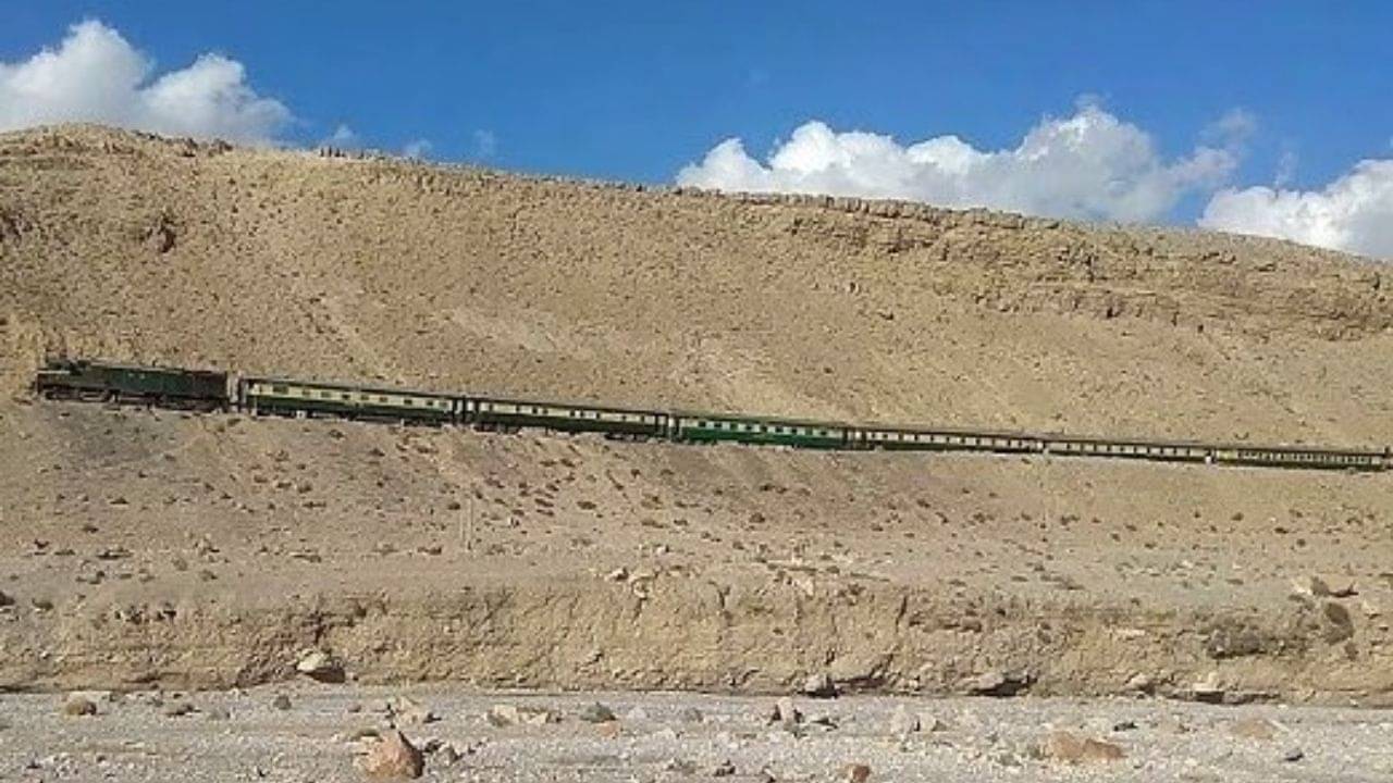 Pakistan Train Hijack Latest Update: একটা ট্রেন, ভিতরে শয়ে শয়ে পণবন্দি আর তাদের কপালে ট্রিগার চেপে থাকা জঙ্গিরা! ৩০ ঘণ্টার রুদ্ধশ্বাস অভিযানে কী কী হল?