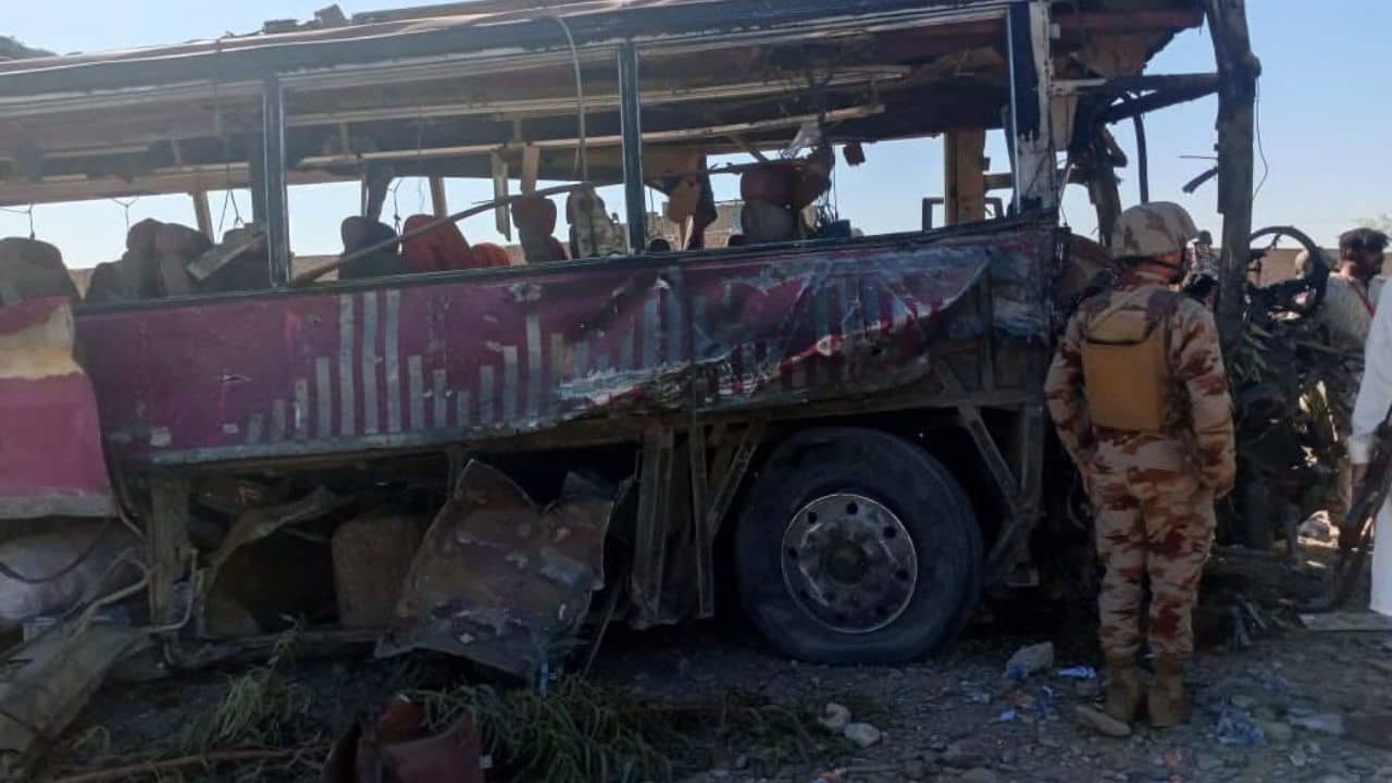 Baloch Attacks Pakistani Army: পাকিস্তানের বুকে পুলওয়ামার ছায়া, সেনা কনভয়ে ঢুকল বিস্ফোরক-বোঝাই গাড়ি, ক্ষণিকেই সব শেষ