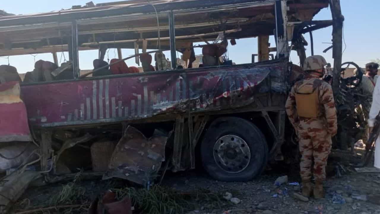 Baloch Attacks Pakistani Army: পাকিস্তানের বুকে পুলওয়ামার ছায়া, সেনা কনভয়ে ঢুকল বিস্ফোরক-বোঝাই গাড়ি, ক্ষণিকেই সব শেষ Baloch Attacks Pakistani Army: পাকিস্তানের বুকে পুলওয়ামার ছায়া, সেনা কনভয়ে ঢুকল বিস্ফোরক-বোঝাই গাড়ি, ক্ষণিকেই সব শেষ