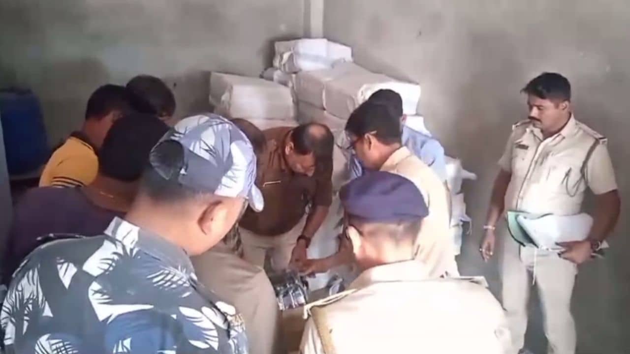 Balurghat: তৃণমূল নেতার গোডাউন খুলতেই চোখ কপালে উঠল পুলিশের, এটাও সম্ভব!