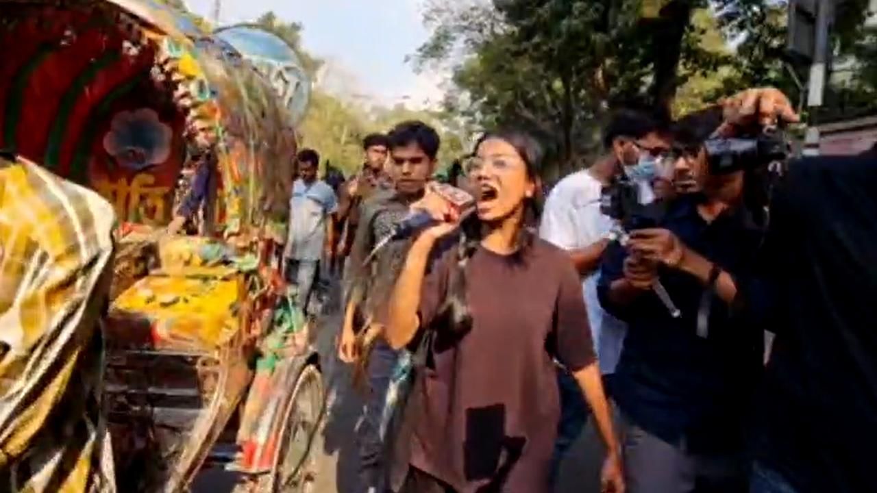 Bangladesh Unrest: বাংলাদেশে কোনও আইন-শৃঙ্খলা নেই, বলছে ঢাকা বিশ্বাবিদ্যালয়ের পড়ুয়ারই, চাপ বাড়ছে ইউনূসের Bangladesh Unrest: বাংলাদেশে কোনও আইন-শৃঙ্খলা নেই, বলছে ঢাকা বিশ্বাবিদ্যালয়ের পড়ুয়ারই, চাপ বাড়ছে ইউনূসের