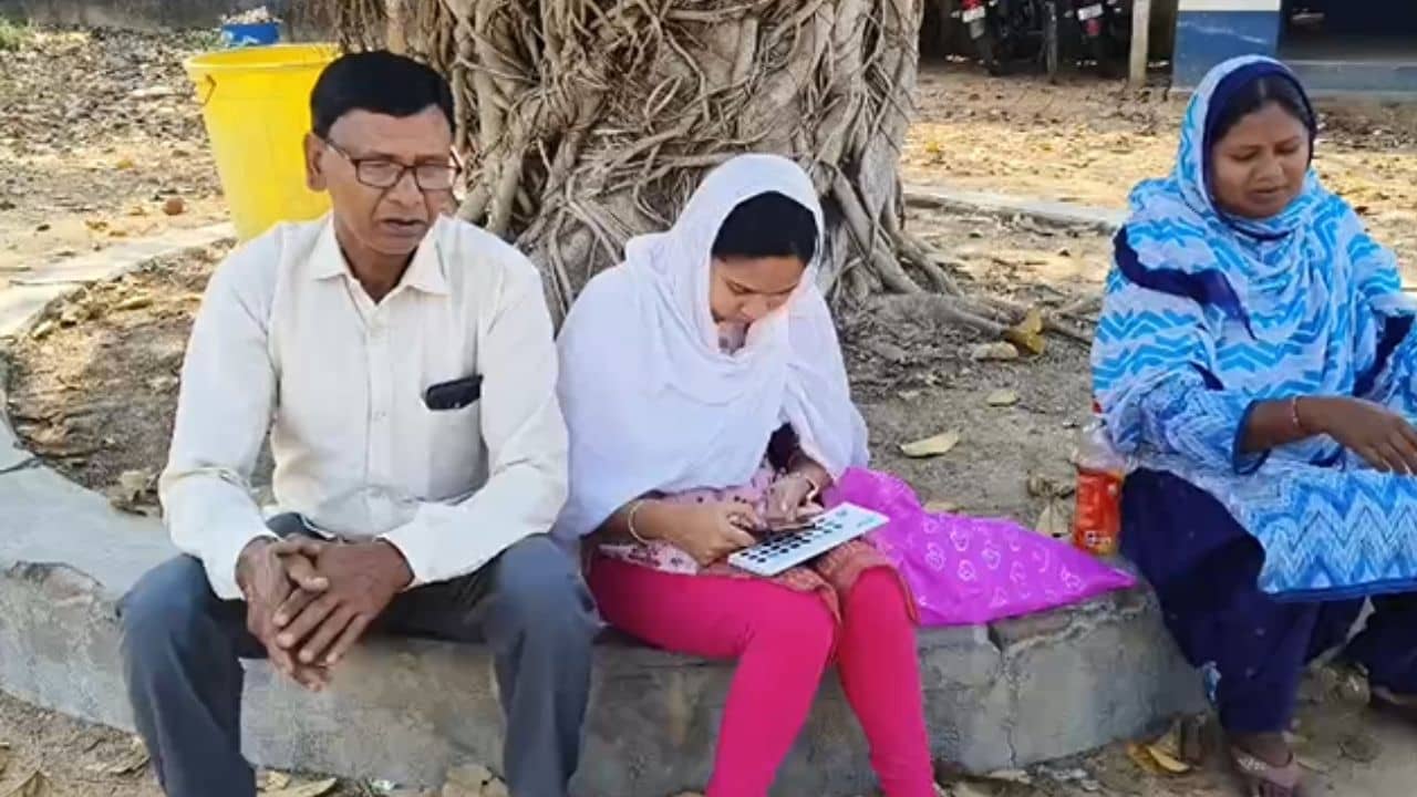 Mobile: স্ত্রীর হারানো মোবাইল খুঁজে দেয় পুলিশই, কিন্তু তারপর এক রাতেই স্ত্রী-র হয়ে গেল... এখন কান্না থামছেই না রফিকের